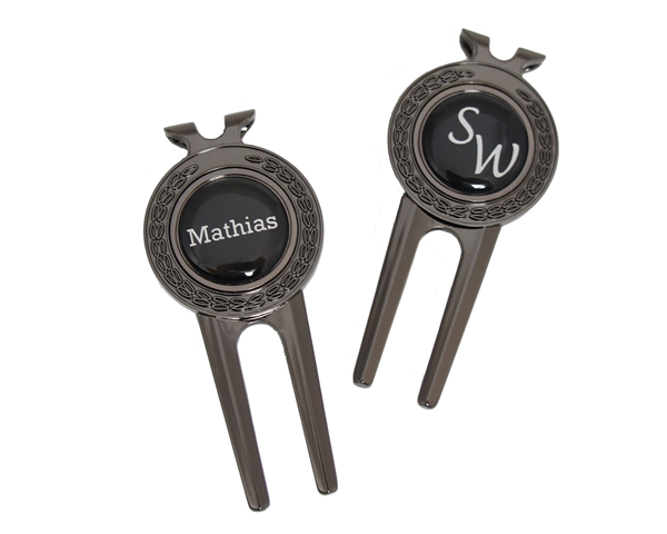 DSC03170-web-gross Pitchgabel "Fairway" + Marker mit VORNAMEN oder INITIALEN, metallic-schwarz